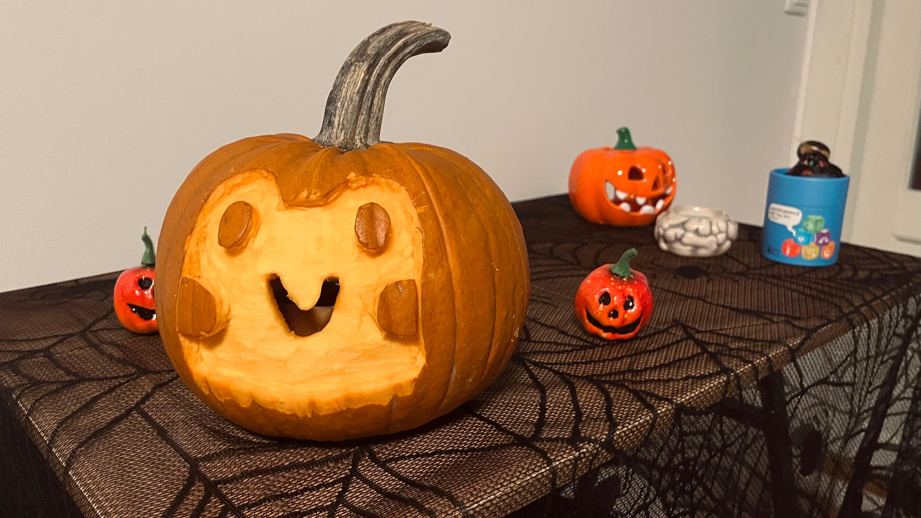 Casuology team attempts pumpkin shaving for the first time in their lives and manages to create a cute Frog-O'-Lantern.